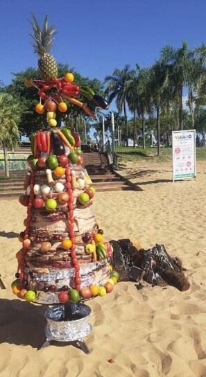 Un correntino armó un árbol de Navidad con pedazos de asado. (Fuente: Facebook)