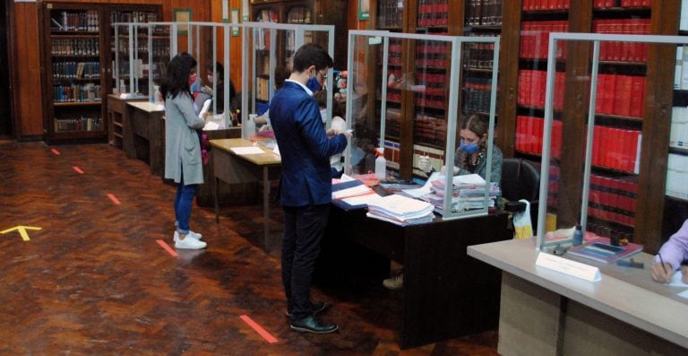 La atención al público en el salón "Vélez Sarsfield" del edificio central de los Tribunales de Jujuy.