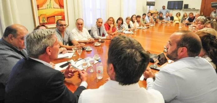 El Gobernador se reunió con secretarios y encargados de tursimo de diferentes localidades para solicitar mas vuelos para la provincia.