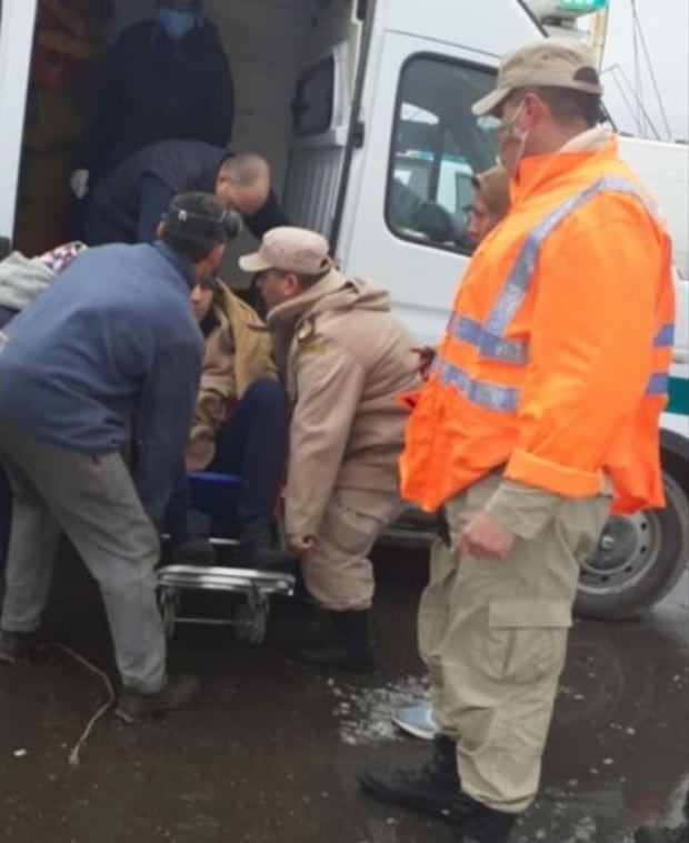 Prefectura Naval Argentina logra salvar a un estibador que cayó al agua.