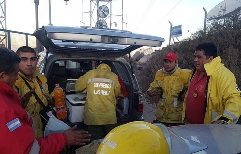 Los Bomberos Voluntarios de Las Heras en plena acción sobre el Cerro Arco para afrontar el fuego, que luego tomó la zona.