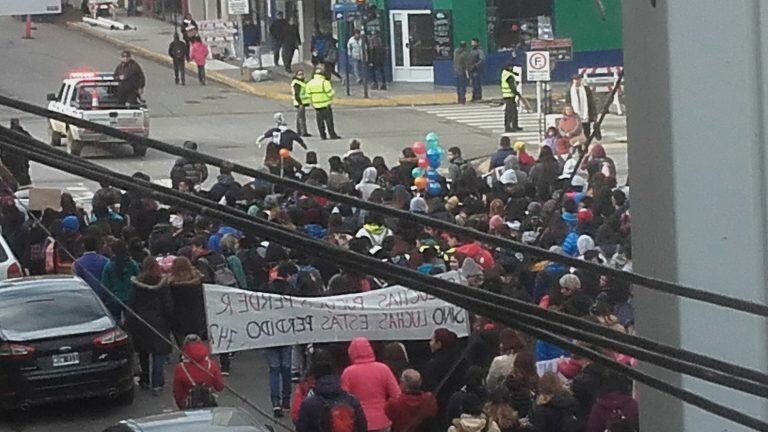 Los estudiantes junto a padres y docentes marcharon por las calles de la ciudad.