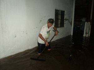 En medio del agua, se armaron un asado y la foto se viralizó.