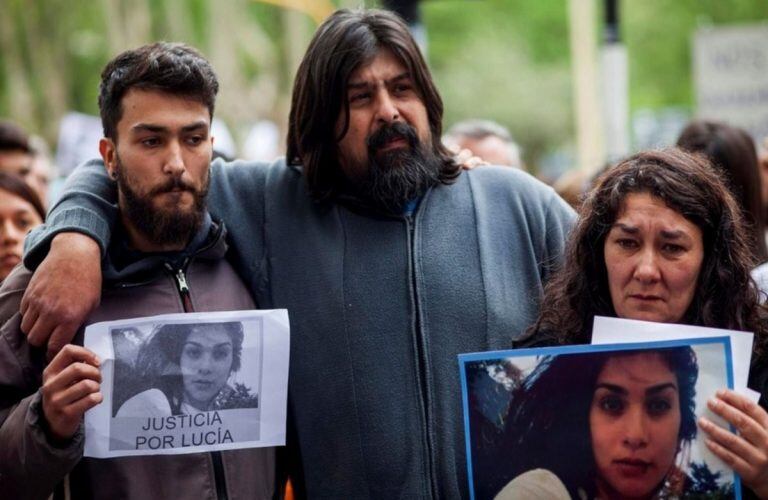 Padres y hermano de Lucía Pérez, pidiendo Justicia.