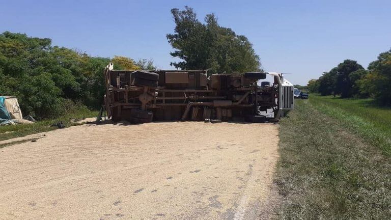 El camión terminó cruzado a lo largo de la ruta 34.