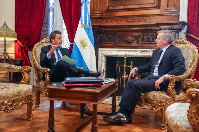 El actual presidente de la Cámara de Diputados, Emilio Monzó, y Sergio Massa, que lo reemplazará a partir del 10 de diciembre, durante la reunión que mantuvieron en el despacho de la Presidencia de la Cámara. (Prensa Massa)