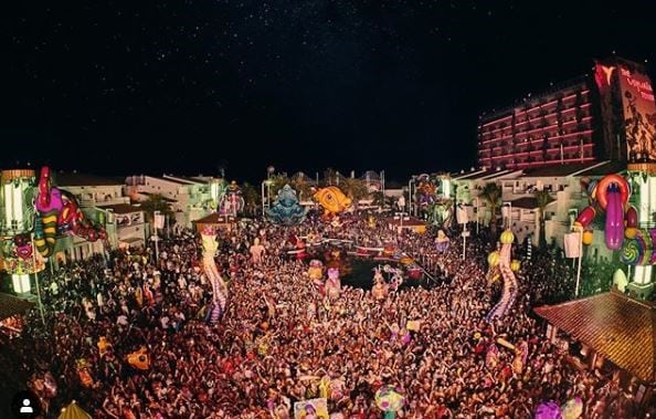 Una de las discotecas más frecuentadas por los famosos. (Instagram/@ushuaiaibiza)