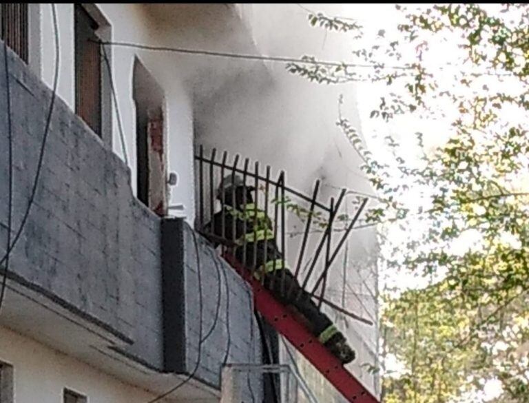 Incendio en un complejo de departamentos de Virasoro y Santiago. (Red de Emergencias)