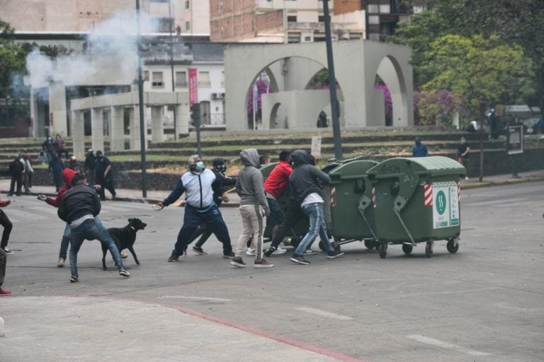 Al menos seis policías terminaron heridos y siete manifestantes detenidos. (Foto: Pedro Castillo)