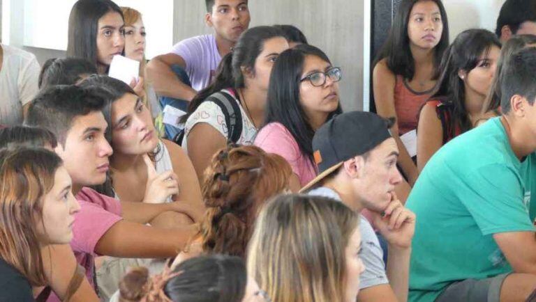 Jovenes durante uno de los talleres ya realizados anteriormente (Foto: Río Negro).