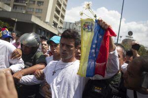 CARACAS (VENEZUELA), 18/02/2014.- El dirigente opositor venezolano Leopoldo López (c) se entrega a miembros de la Guardia Nacional (GNB, policía militarizada) hoy, martes 18 de febrero de 2014, en una plaza en Caracas (Venezuela). López, contra el que pesa una orden de captura por los incidentes del pasado miércoles al término de una marcha que dejaron tres muertos, fue introducido en un vehículo blindado de la GNB que salió entre cientos de seguidores de López, según pudo constatar Efe. EFE/ MIGUEL GUTIÉRREZ venezuela caracas Leopoldo Lopez venezuela estallido social revuelta contra el gobierno represion protestas manifestaciones estudiantes rebelion lider oposicion arrestado por guardia nacional