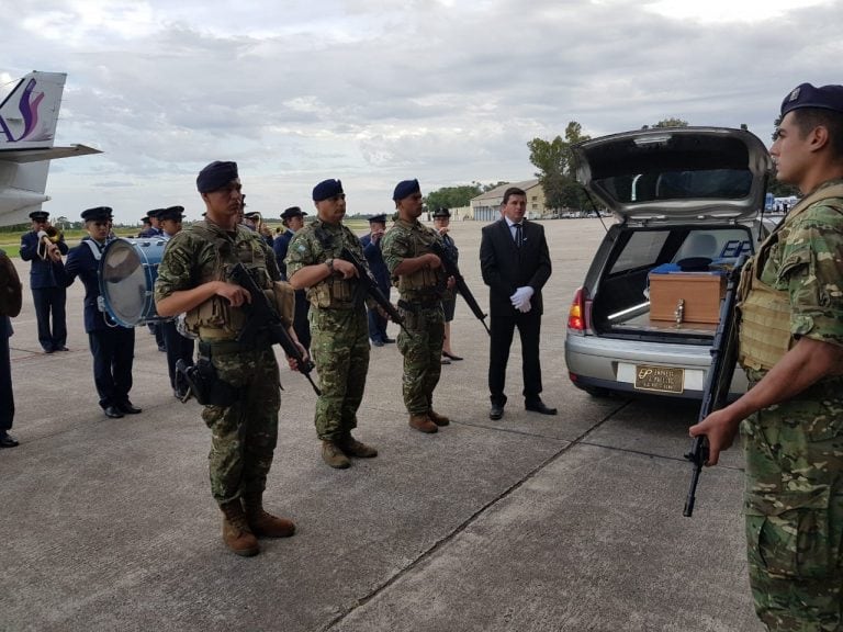 La emotiva llegada del capitán Luis Castagnari, héroe de Malvinas a Río Cuarto, para descansar al lado de la tumba de su hijo.