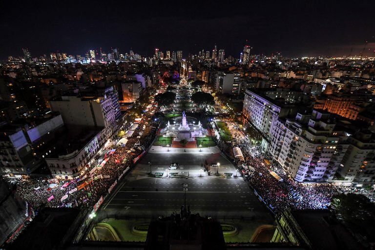 Los manifestantes a favor y en contra del aborto pasaron la noche en la Plaza del Congreso.