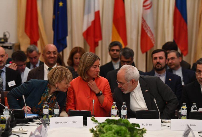 La secretaria general del servicio exterior de la Unión Europea, Helga Schmid, la alta representante de Política Exterior y Seguridad de la Unión Europea, Federica Mogherini, y el ministro de Asuntos Exteriores de Irán, Mohammad Javad Zarif, en la reunión ministerial del "plan conjunto de acción" en Viena (Web)