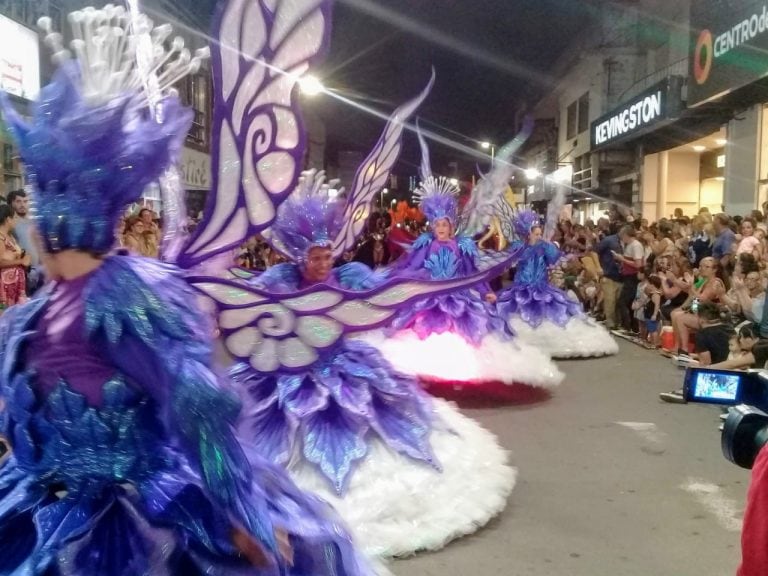 Comparsa Marí Marí en la calle
Crédito: Vía Gualeguaychú