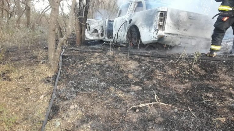 Incendio de vehículo en Villa del Rosario