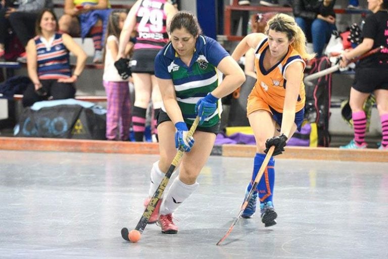 Las mamis participando del Hockey Pista en Ushuaia