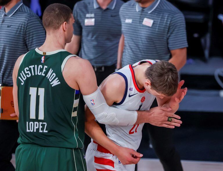 Moritz Wagner, de Alemania, reacciona al golpe de Giannis Antetokounmpo (EFE)