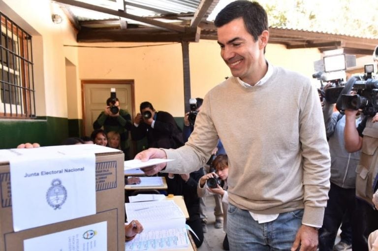 El precandidato a vice presidencia, Juan Manuel Urtubey emitió su voto en San Lorenzo, Salta.