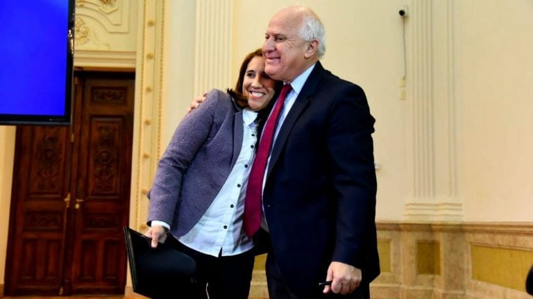 El gobernador Miguel Lifschitz anunció el fin de las reparaciones a una mujer abusada por su padre en Reconquista. (@gobsantafe)