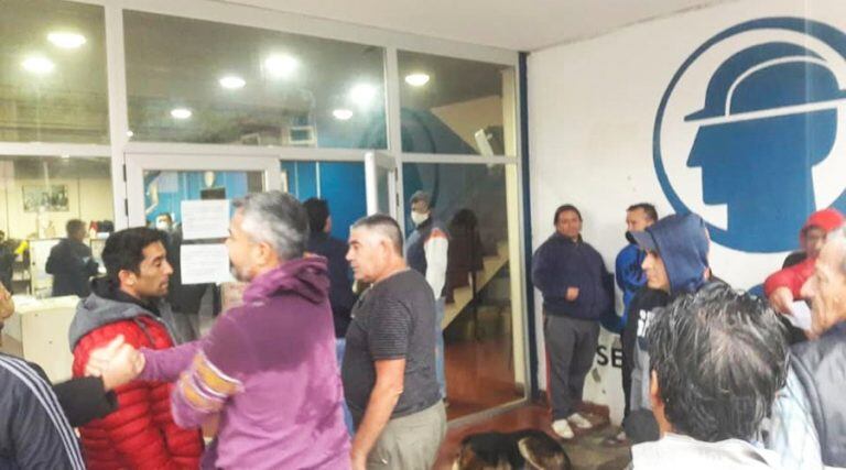 Los trabajadores se agolpaban en la entrada esperando su turno (Facebook)