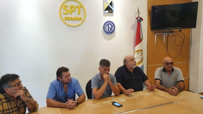 En conferencia de prensa en la sede del Sindicato de Peones, todos los sectores de la comunidad taxista lanzó un paro hasta las 6 de la mañana de este viernes 14 de febrero. (FM Sí)