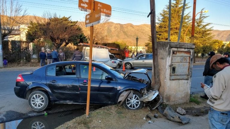 Uno de los vehículo quedó incrustado en un pilar de luz. (Foto: gentileza de testigo).