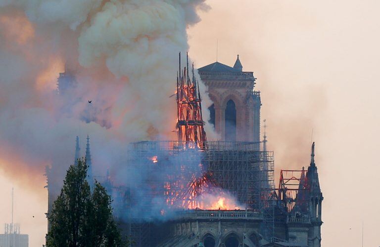 El humo que se desprende de Notre Dame producto del incendio (REUTERS).