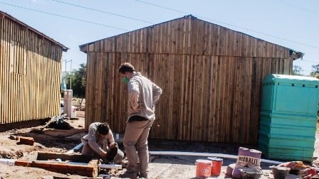 Construyen viviendas para familias que se asentaron en lugares públicos por falta de techos.