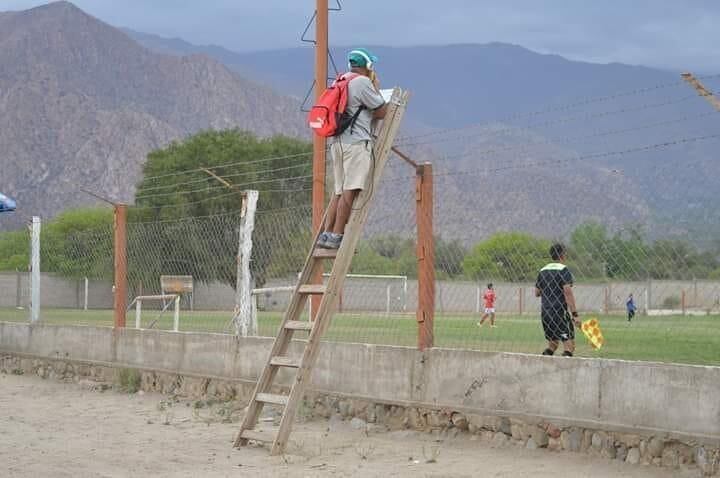 Marquitos relatando un partido en Cafayate, Salta (DEPO)