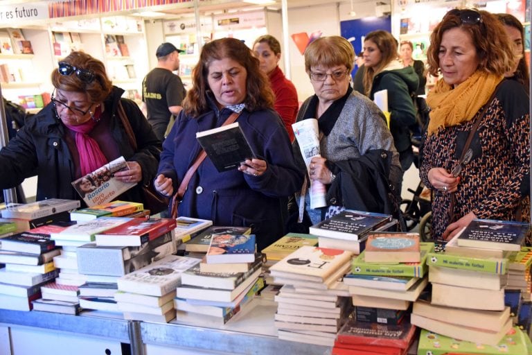 Comenzó la Feria del Libro en Rosario con una gran concurrencia de público.