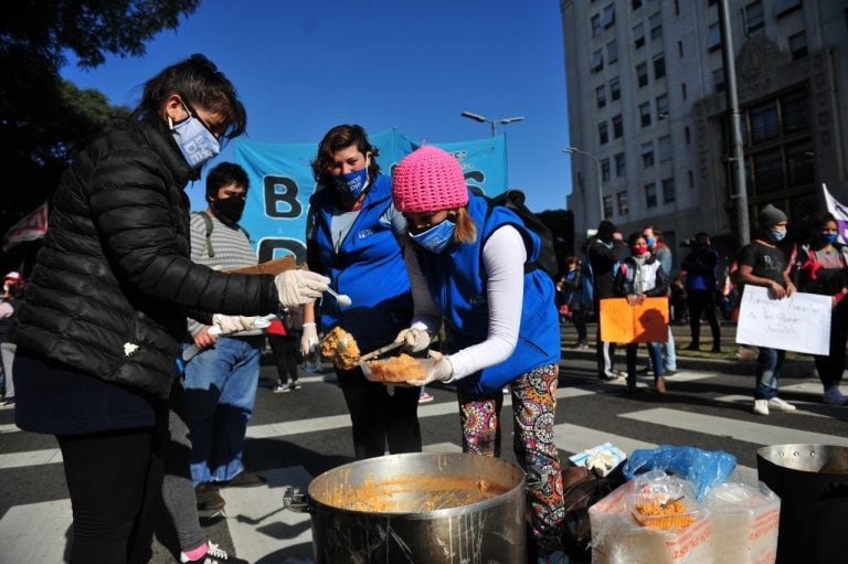 Organizaciones sociales marcharon en la 9 de Julio "por una cuarentena sin hambre". (Foto: Clarín)