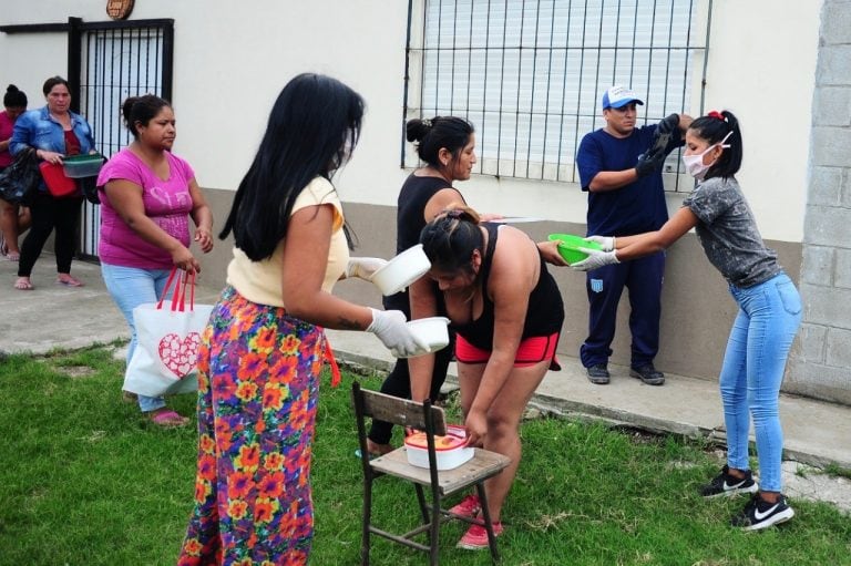 El Ejército Argentino distribuye alimentos en La Matanza.  (Clarín)