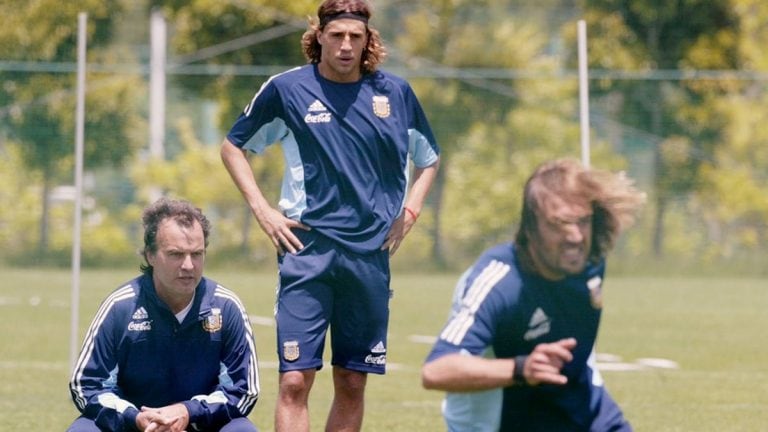 Hernán Crespo (c) le contestó a Marcelo Bielsa (i) mediante una carta.