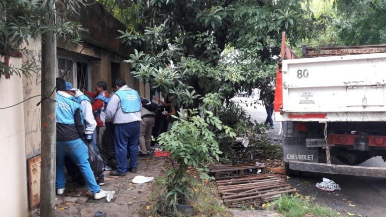 La Justicia de Rosario ordenó desalojar y limpiar una casa cuyos dueños son acumuladores de basura.