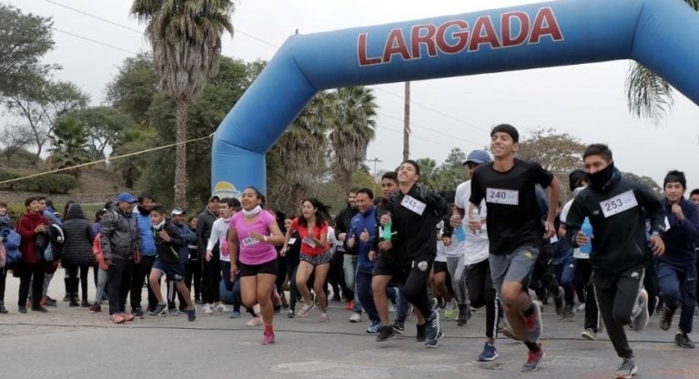 Alumnos de diferentes instituciones educativas locales participaron de la maratón, que tuvo punto de largada sobre la avenida Martijena.