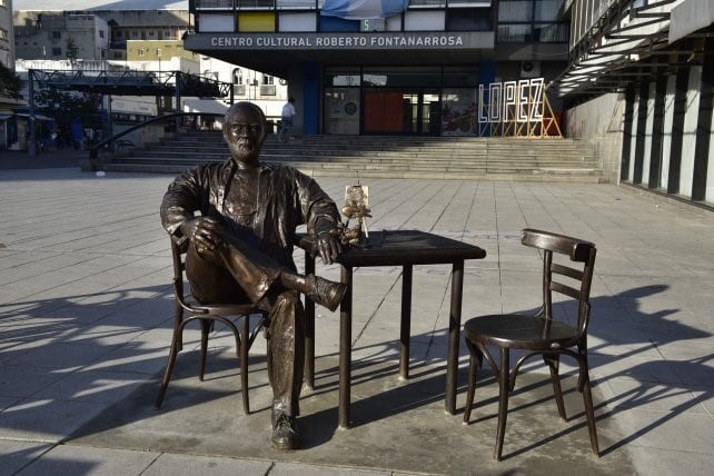 Así estaba la estatua de Fontanarrosa en Plaza Montenegro antes del fin de semana.