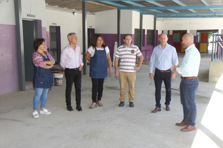 El Intendente Esteban Avilés junto a directivos institucionales.