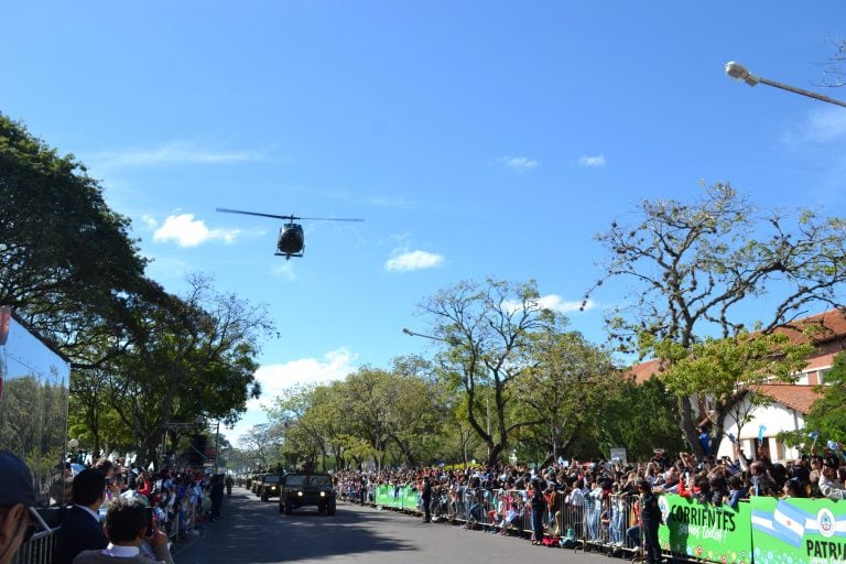 Aeronaves de las Fuerzas, tanques y helicópteros en el desfile patrio en Corrientes