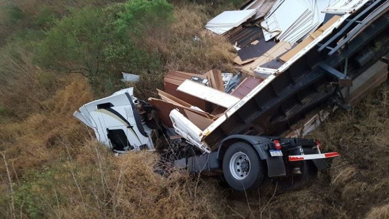 Milagrosamente el conductor del rodado solo sufrió una herida cortante en el cuero cabelludo