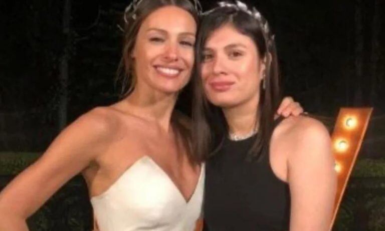 La niñera denunciante en el casamiento de la modelo. (Web)