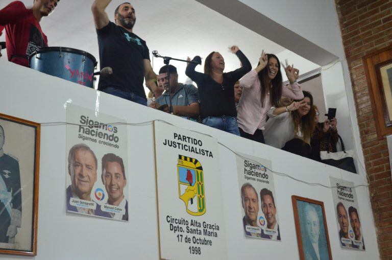 Festejos en el palco del local del Partido Justicialista