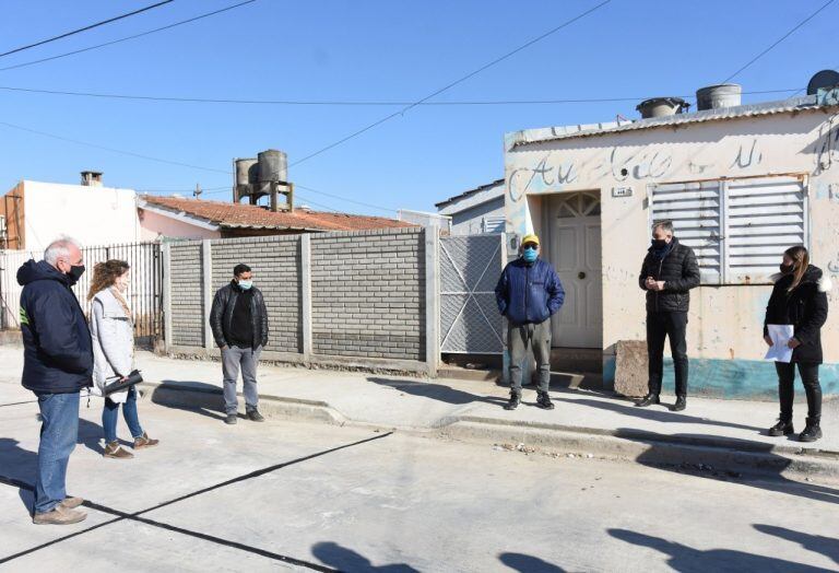 Recorrida de Luis Castellano por la obra de pavimento