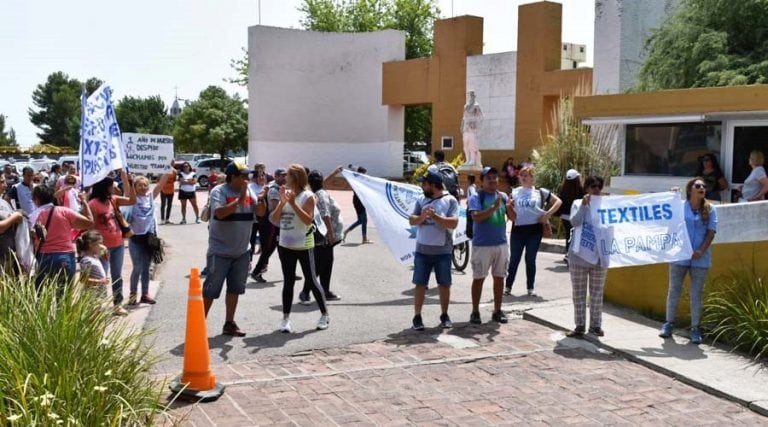 Los manifestantes frente a la Casa de Gobierno (Plan B Noticias)