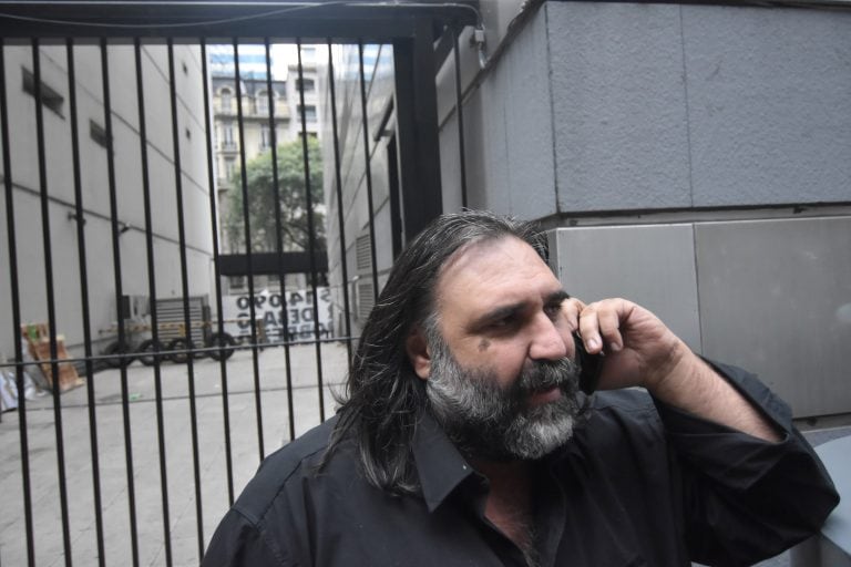 DYN29, BUENOS AIRES, 27/06/2017, ROBERTO BARADEL, LLEGA AL MINISTERIO DE TRABAJO PARA LA REUNION POR EL SALARIO MINIMO. FOTO:DYN/LUCIANO THIEBERGER, ciudad de buenos aires roberto baradel reunion por el consejo del salario minimo