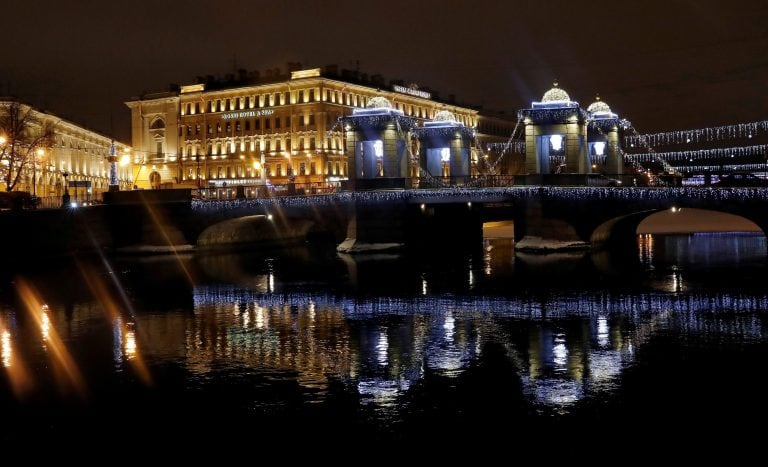 Vista del puente Lomonosov, decorada estacionalmente para Navidad y Año Nuevo en 2018, en el centro de San Petersburgo (Rusia). Crédito: EFE/ Anatoly Maltsev.