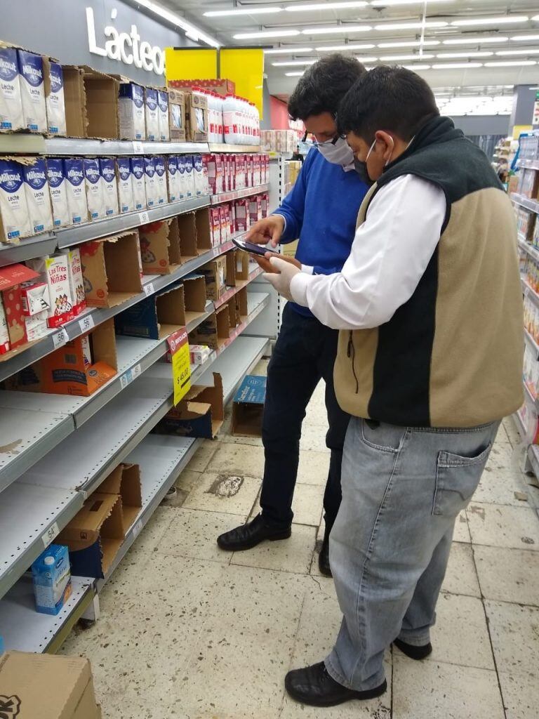 Inspectores municipales controlan precios y stocks en las góndolas, en San Salvador de Jujuy.