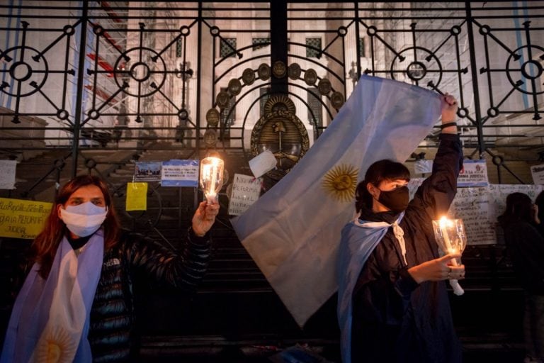 Frente a las puertas del Congreso de la Nación, manifestantes protestaron durante toda la madrugada de este jueves 27 de agosto de 2020 contra la reforma judicial.  (Clarín)