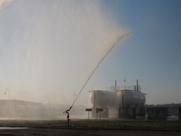 Sistema de grifos que lanzan agua para enfriar los tanques y cañerías, a fin de sofocar y prevenir incendios. (MisionesOnline)