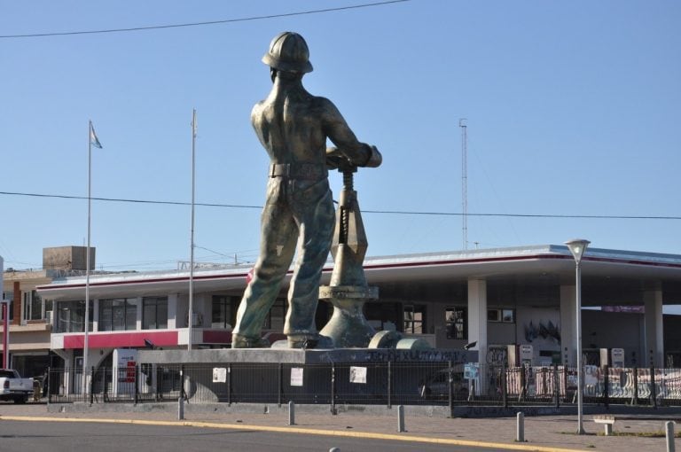 El monumento al obrero petrolero marca el punto céntrico de nuestra ciudad y es lo más emblemático de la ciudad.